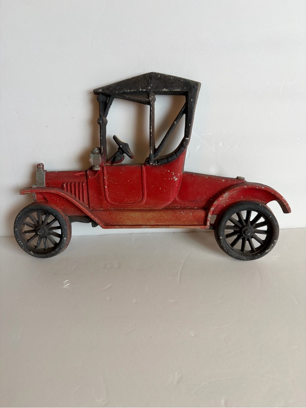 Vintage-Style Red Metal Model Car Wall Decor